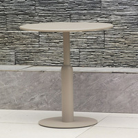 Table d'extérieur de style minimaliste moderne en plastique-bois, fer forgé, grain de teck, adaptée aux espaces carrés/rectangulaires en extérieur