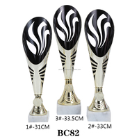 Champions de coupe de sport en métal personnalisés pour le football, le volley-ball et le basket-ball personnalisés pour les réalisations sportives individuelles