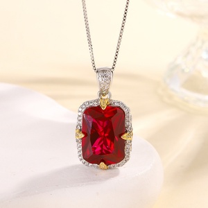 Collier Vintage Éco-responsable en Cuivre Plaqué Or avec Zircon Cubique Rouge 12x16mm Sertissage Griffe pour Mariage et Fête - Product Image 4