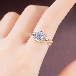 Anello di Fidanzamento a Quattro Punte Bicolore con Zirconi Intrecciati per Donne, Elegante Gioiello da Matrimonio - Product Image 2