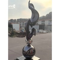 Art en fibre de verre pour l'aménagement de piscines et de paysages extérieurs de complexes hôteliers, avec motif abstrait de débit d'eau, sur mesure