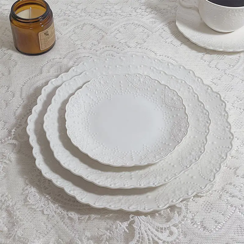 Factory Cheap New Embossed White Vintage Ceramic Tableware Dinnerware Set Irregular Rimmed Plates For Decoration