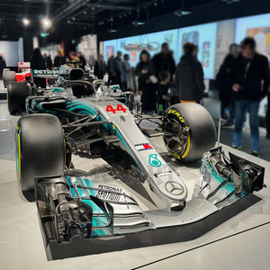 Scultura Personalizzata in Fibra di Vetro di Auto da Corsa F1, Riproduzione Esatta, Versione da Collezione per <span class=keywords><strong>il</strong></span> Mercato Europeo, Artigianato in Resina con Fibra di Carbonio - Product Image 5