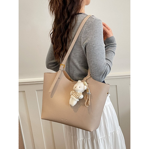 Sac fourre-tout décontracté en cuir PU imperméable pour femme avec fermeture éclair, grande capacité, sac à bandoulière, sac à main quotidien pour le shopping, avec breloque ours en peluche - Product Image 5