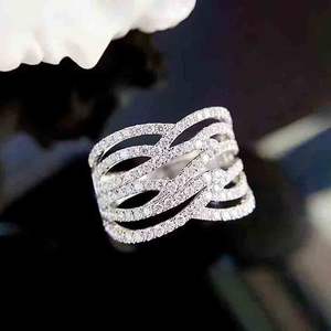 T0602 Anello di Lusso da Donna in Oro Bianco con Diamanti Taglio Baguette Colore D Naturale per Matrimonio - Product Image 1