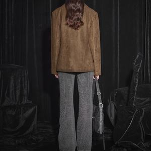 บริการรับผลิตเสื้อสูทผู้ชายแบบคลาสสิกสไตล์ลำลอง ผ้าหนังกลับพ่นสี แต่งบ่าเสริม พร้อมบริการสกรีนโลโก้ตามสั่งแบบขายส่ง - Product Image 6