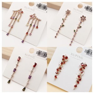 أقراط نسائية من Xuping بتصميم جديد وعصري مطلية بالذهب عيار 14 و18 قيراط، مجوهرات للبيع بالجملة من المصنع مباشرةً بتعليقة ملونة ومبالغ فيها - Product Image 5