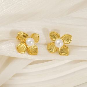 Pendientes de botón personalizados de acero inoxidable chapados en oro de 14 quilates para mujer, diseño de lazo escultural con corazón texturizado, a la moda - Product Image 4