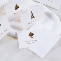 Carte de vœux simple en carton de style Ins avec bouquet de fleurs et petites cartes de message florales blanches en anglais pour anniversaire