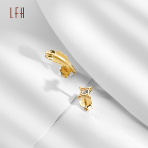 Vente en gros de boucles d'oreilles clous géométriques miniatures en or véritable 18 carats, style simple en or jaune pour fiançailles d'enfant - Product Image 5