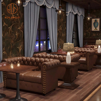 Meubles de restaurant et café vintage en cuir marron, banquette avec capitonnage et tête de clou, table à manger en bois