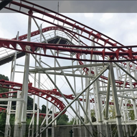 Manèges de parc d'attractions, montagnes russes à sensations fortes, longueur de la piste de 300 m, vitesse de 49 km/h, 16 passagers, construction en acier et fibre de verre