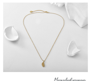 Delicado Collar de Hoja Chapado en Oro de 14K, Joyería Religiosa Minimalista para Uso Diario con Cadenas Inspiradas en la Naturaleza y Diamantes - Product Image 2