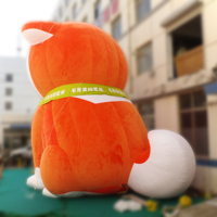 Mascotte géante gonflable en peluche Shiba Inu avec écharpe personnalisée pour la décoration de vitrine de magasin ou de centre commercial à Noël