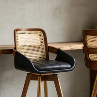 Tabourets de bar modernes nordiques avec dossier en rotin et pieds en bois massif pour la maison, le bar ou le café