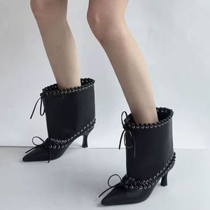 Bottines à talons bas pour femmes, à lacets, coupe ample à la cheville, avec découpes larges et trous métalliques décoratifs, bout pointu et nœud avant - Product Image 2