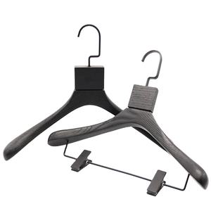 Logo personalizzato di alta qualità appendiabiti in legno di lusso in legno di frassino appendiabiti nero per vestiti con Logo - Product Image 2