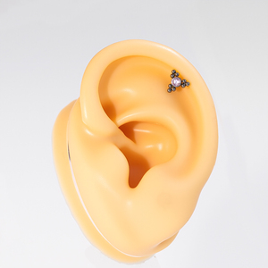 Implantatgeeigneter Titan ASTM F136 Innengewinde-Labret-Ring mit Einzel-CZ und Dreifach-Kugel-Cluster - Product Image 2