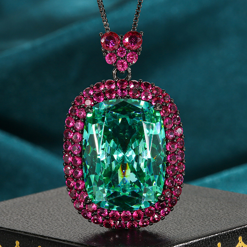 Black gold Parra green pendant with Chopin chain