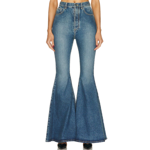 Pantalones de cuero personalizados en forma de bota que se ajustan a la figura y están hechos de material vaquero - Product Image 1