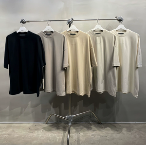 เสื้อยืดคอกลมทรงปกติสำหรับผู้ชาย คอลเลคชั่น 22SS คุณภาพสูง ผ้าฝ้าย 100% น้ำหนัก 320 กรัม สีพื้น สีดำ สไตล์ลำลอง สีโอ๊ตเข้ม - Product Image 1
