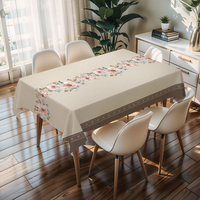 Nappe rectangulaire en PVC imprimé beige à motifs floraux subtils, résistante aux taches, pour table.