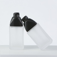 Flacon de fond de teint noir avec tête de pompe et capuchon anti-poussière, emballage cosmétique