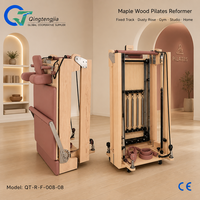 Reformer de Pilates pliable en bois d'érable Rose Poussiéreux pour les espaces de bien-être de type boutique, les cours guidés et les entraînements de renforcement musculaire à domicile