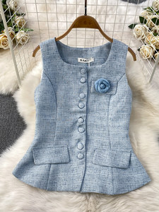 Completo Xiao Xiangfeng: Top in Seta Tessuta con Collo Quadrato e Fiori Tridimensionali, Gonna Plissettata in Stile Elegante - Product Image 2