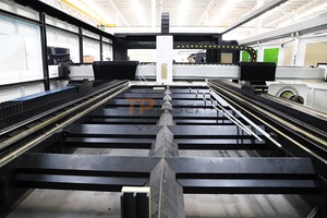 Machine de découpe laser à fibre 4kw <span class=keywords><strong>Smartline</strong></span> 3015 avec salle blanche et table d'échange de navettes pour une découpe de pièces efficace - Product Image 2