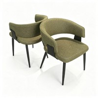 Chaise de salle à manger en bouclette vert mousse, dossier ouvert, accoudoirs incurvés, pieds en métal noir pour hôtel, restaurant, café, usage commercial