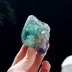 Pierre brute de fluorite naturelle en plumes, magnifiques pierres pour la décoration intérieure, cristal de guérison et cadeau idéal pour les fêtes - Product Image 1