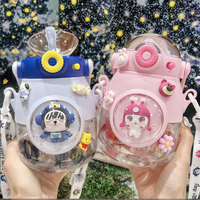 Bouteille d'eau de paille de conception de capsule spatiale chaude de 900ml pour des verres en plastique de dessin animé de grande capacité d'enfants pour l'activité extérieure pour la gymnastique