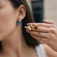 Anting-anting kancing resin amber bentuk S tidak beraturan, emas 18K anti karat, gaya vintage J&D Jewelry, tahan air, untuk wanita