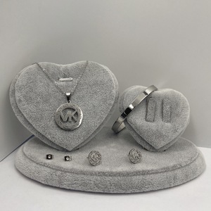 Set di Gioielli di Lusso alla Moda Placcato Oro 18K in Acciaio Inossidabile con Bracciale <span class=keywords><strong>Coccinella</strong></span>, <span class=keywords><strong>Orecchini</strong></span> a Fiore Pendenti, Collana e Anello - 4 Pezzi - Product Image 2