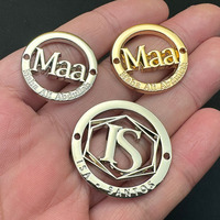 Étiquettes de logo personnalisées en forme carrée dorées et argentées pour abayas, plaques de vêtements gravées avec nom sur mesure