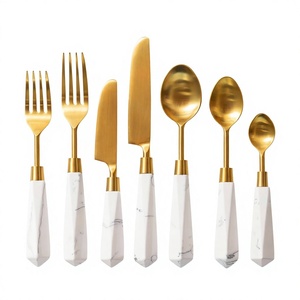 Ensemble de couverts en acier inoxydable de style américain très demandé, manche en marbre blanc Gemma, revêtement PVD or, pour service de table de mariage - Product Image 1