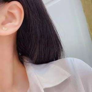 Orecchini a perno a forma di cuore, gioielli da donna minimalisti ed eleganti, per uso quotidiano, outfit da ufficio, idea regalo - Product Image 3