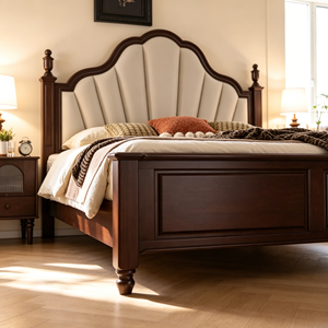 Base de Cama Tapizada Tradicional Tamaño Queen con Cabecera de Tela y Postes de Madera - Product Image 3