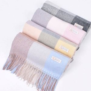 ผ้าพันคอผู้หญิงลายตารางแฟชั่นสำหรับฤดูหนาว ผ้าโพลีเอสเตอร์เนื้อนุ่ม ระบายอากาศได้ดี พร้อมพู่ห้อย ขายส่ง - Product Image 4