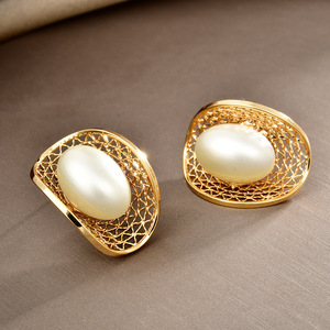 Boucles d'oreilles clous en fausses perles ovales rouges et blanches, plaqué or, en alliage de zinc, pour femme, usage quotidien, serti clos - Product Image 3