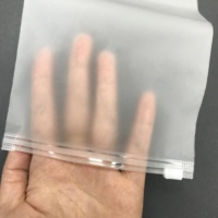Sacs à fermeture éclair recyclables en noir mat givré personnalisés pour vêtements, chaussettes et chaussures - Taille personnalisée et certifiés CE