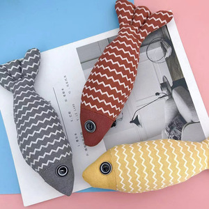 Juguete para gatos <span class=keywords><strong>Catnip</strong></span>, respetuoso con el medio ambiente, diseño de pez bonito, juguete masticable interactivo relleno de lino suave - Product Image 1