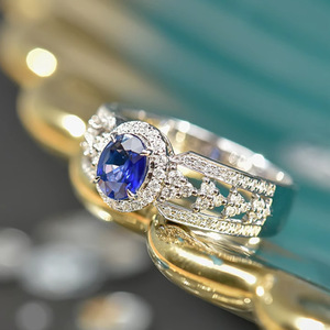 Anello Geometrico Traforato di Lusso per Donne, Gioiello da Dito Vintage alla Moda - Product Image 3