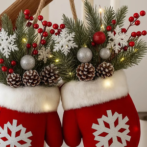 Guirlande de Noël en forme de gant et de chaussette avec baies, pommes de pin et ornements, alimentée par prise, décoration de vacances faite à la main - Product Image 4