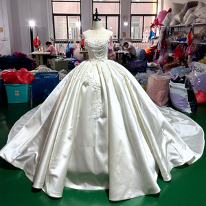 Vestido de Fiesta/Boda Elegante Mc059 con Mangas Abullonadas, Cadena de Perlas, Corsé Drapeado, Encaje, Satén Color Marfil y Cola Capilla - Product Image 1
