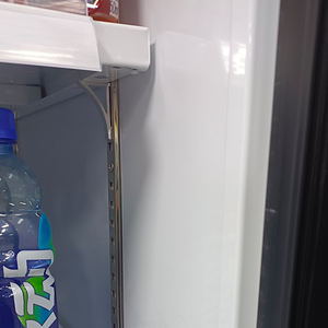 Support de réfrigérateur universel en acier inoxydable en gros, base réglable manuellement pour réfrigérateur domestique, présentoir de boissons gazeuses - Product Image 2