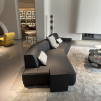 Convient au grand espace du salon de la villa, ensemble de canapés modernes, simples et de haute qualité en cuir épais de forme spéciale.