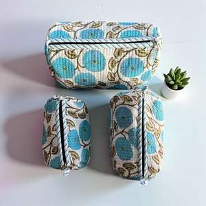 Juego de Bolsas Cosméticas Acolchadas Hechas a Mano con Estampado Floral Azul, Bolsas de Maquillaje, Organizador de Artículos de Aseo para Viaje, Regalo para Ella - Product Image 1