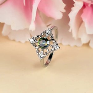 Anello alla Moda con Corona, Design Geometrico Minimalista ed Elegante, Gioiello da Donna per Uso Quotidiano - Product Image 3